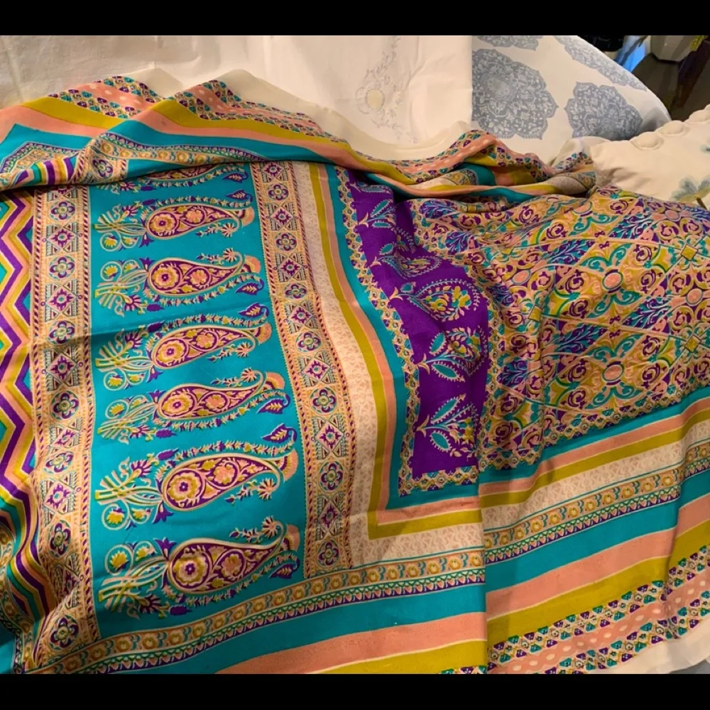 Large silk handmade blockprint scarf/shawl/dupahta - Picture 2 of 7